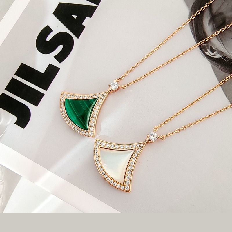 Bo*te*ga venenta necklaces
